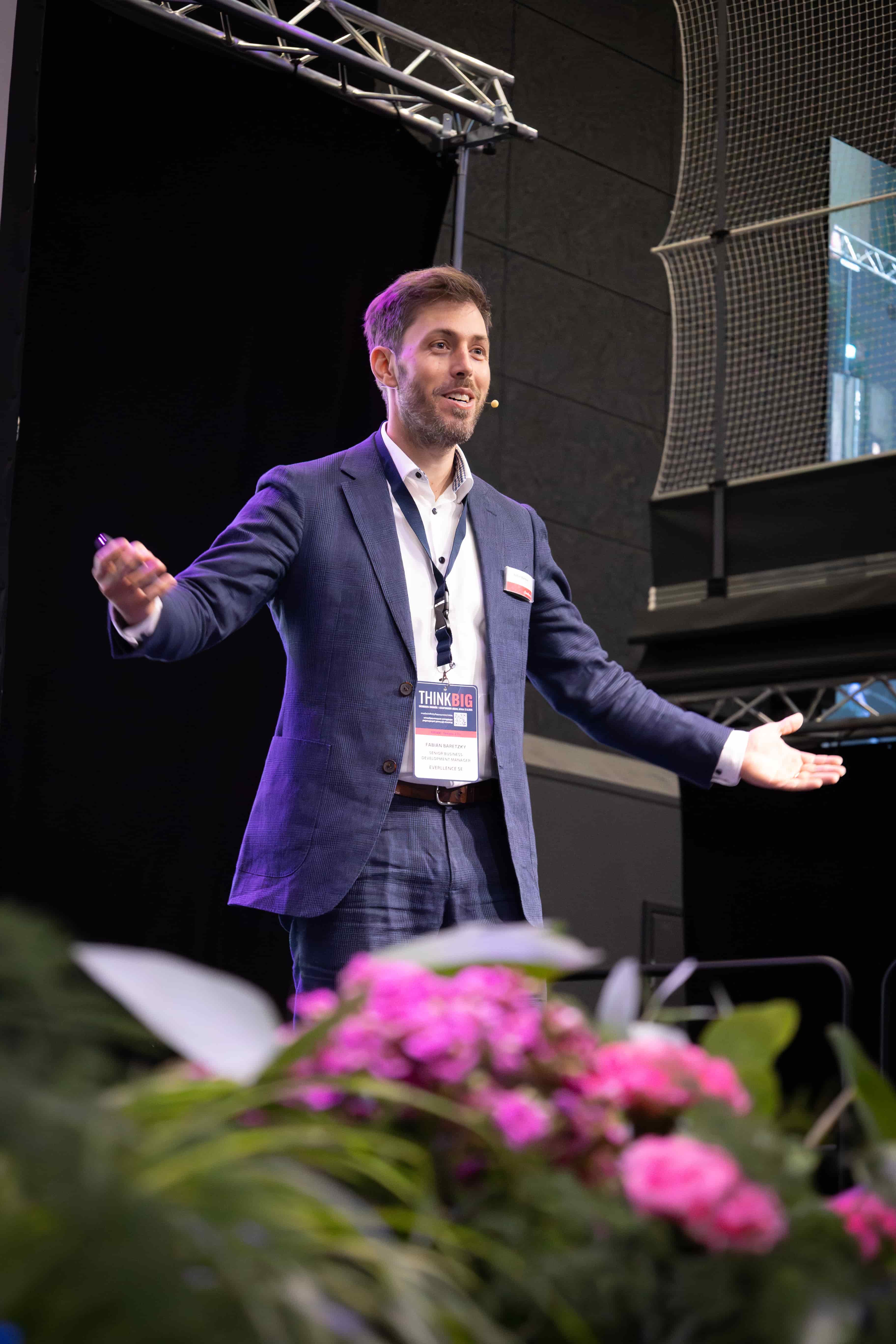 Fabian Baretzky, Everllencen Senior Business Development Manager, puhumassa Think BIG -energia-alan tapahtumassa Nivalassa.