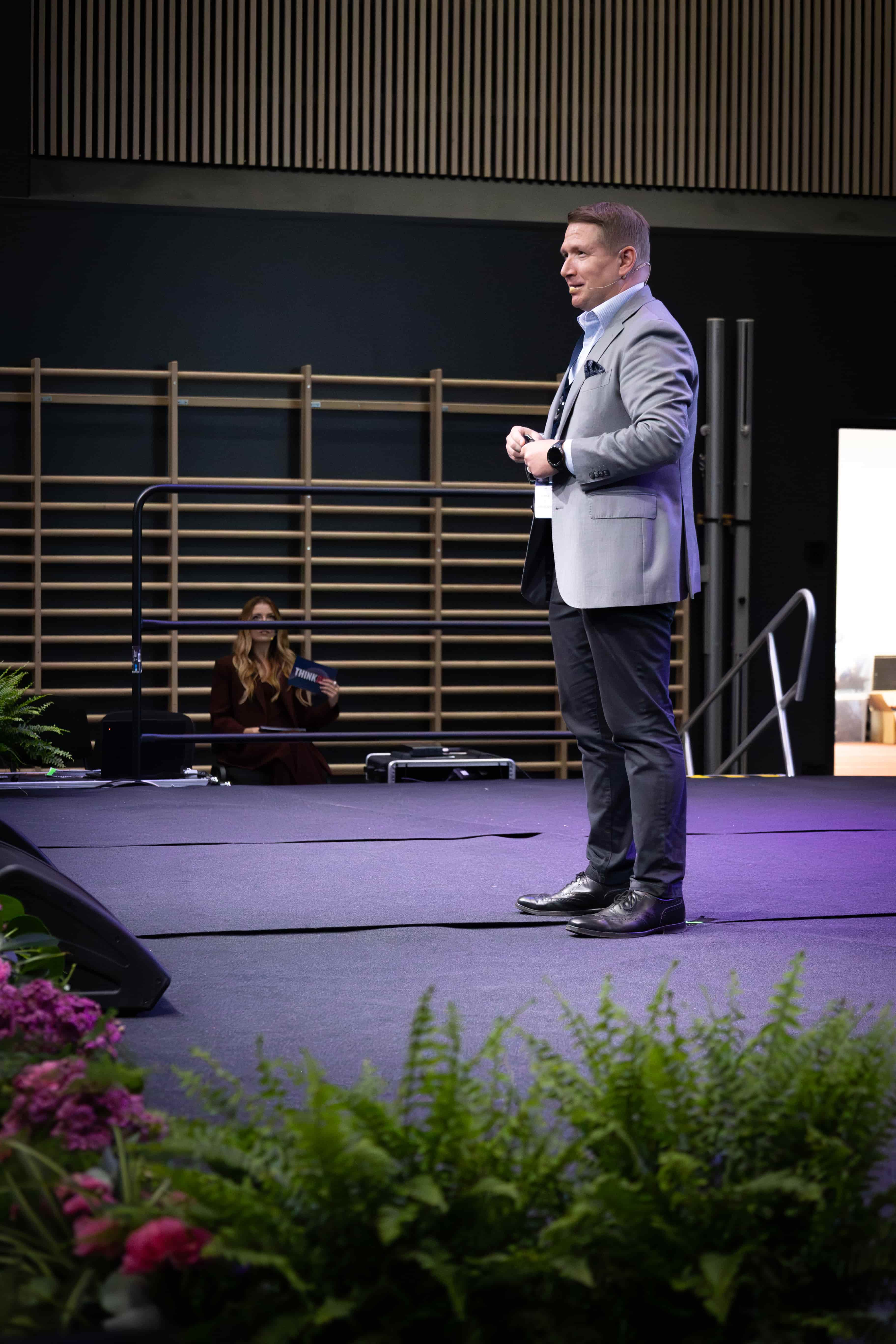 Gasgrid Finlandin toimitusjohtaja Olli Sipilä puhumassa Think BIG -energia-alan tapahtumassa Championdoor Areenalla Nivalassa.