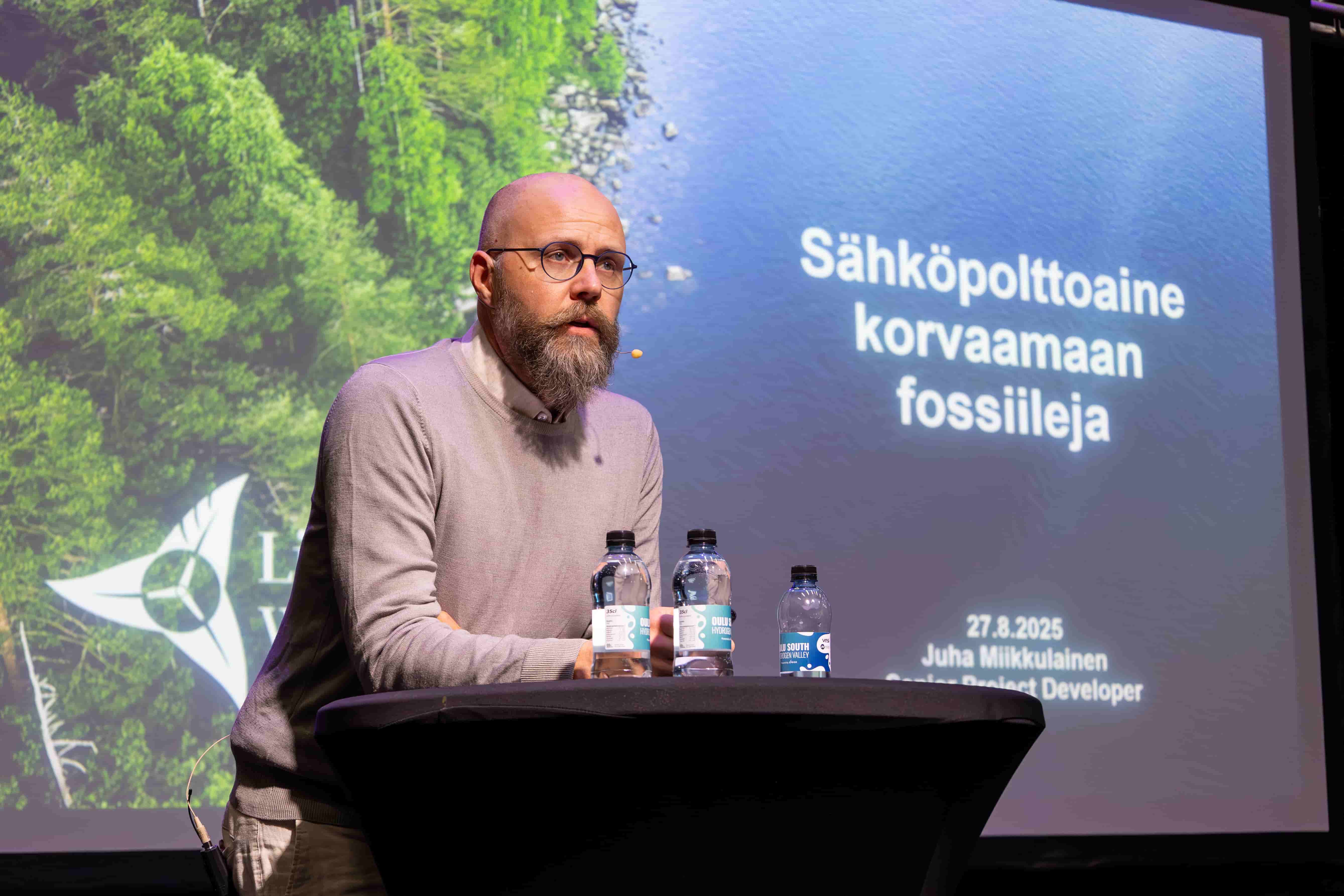 Juha Miikkulainen, Liquid Wind AB:n vanhempi hankekehittäjä, puhumassa Think BIG -energia-alan tapahtumassa Nivalassa.
