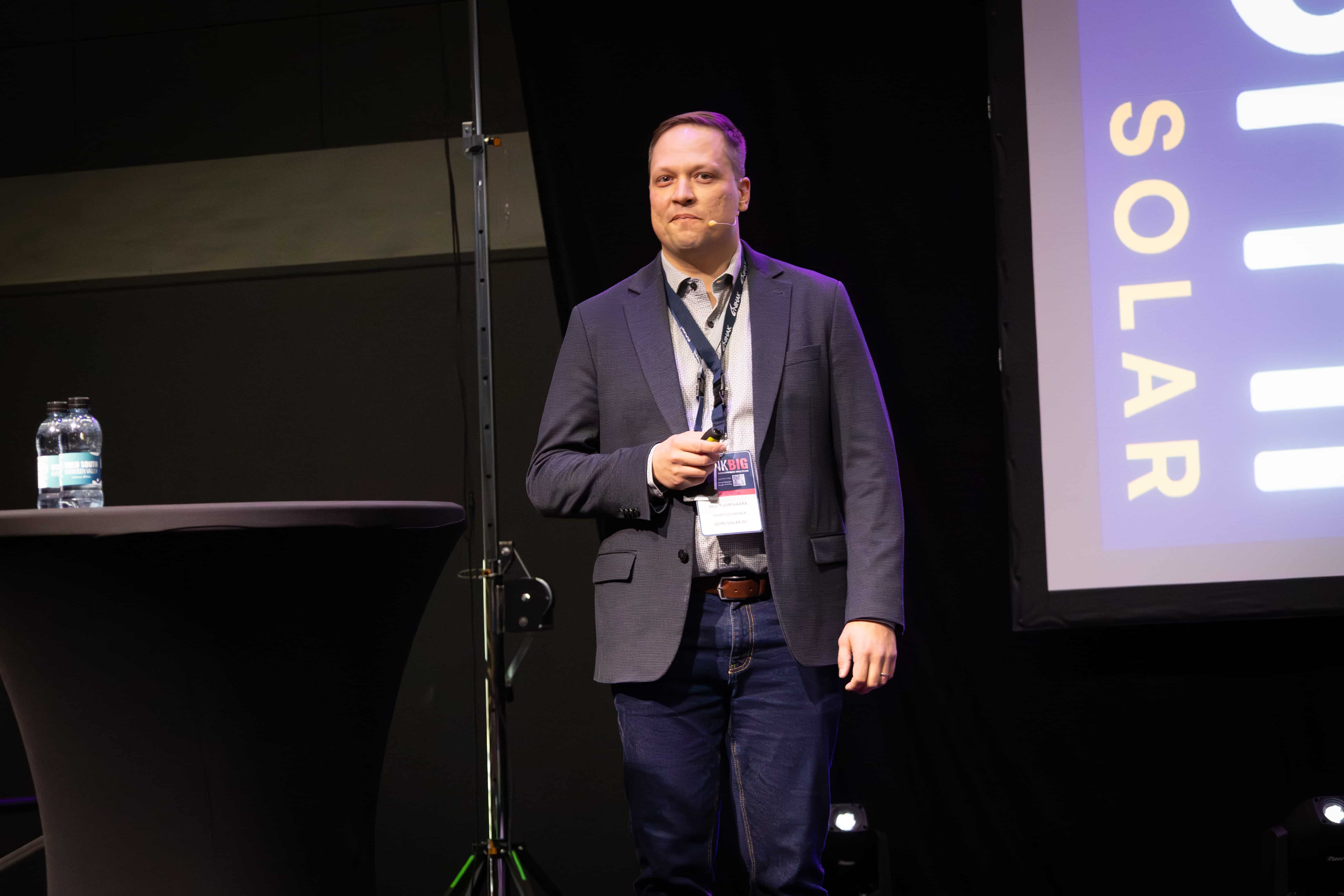 Olli Tuomivaara, Oomi Solar Oy:n toimitusjohtaja, puhumassa Think BIG -energia-alan tapahtumassa Nivalassa.