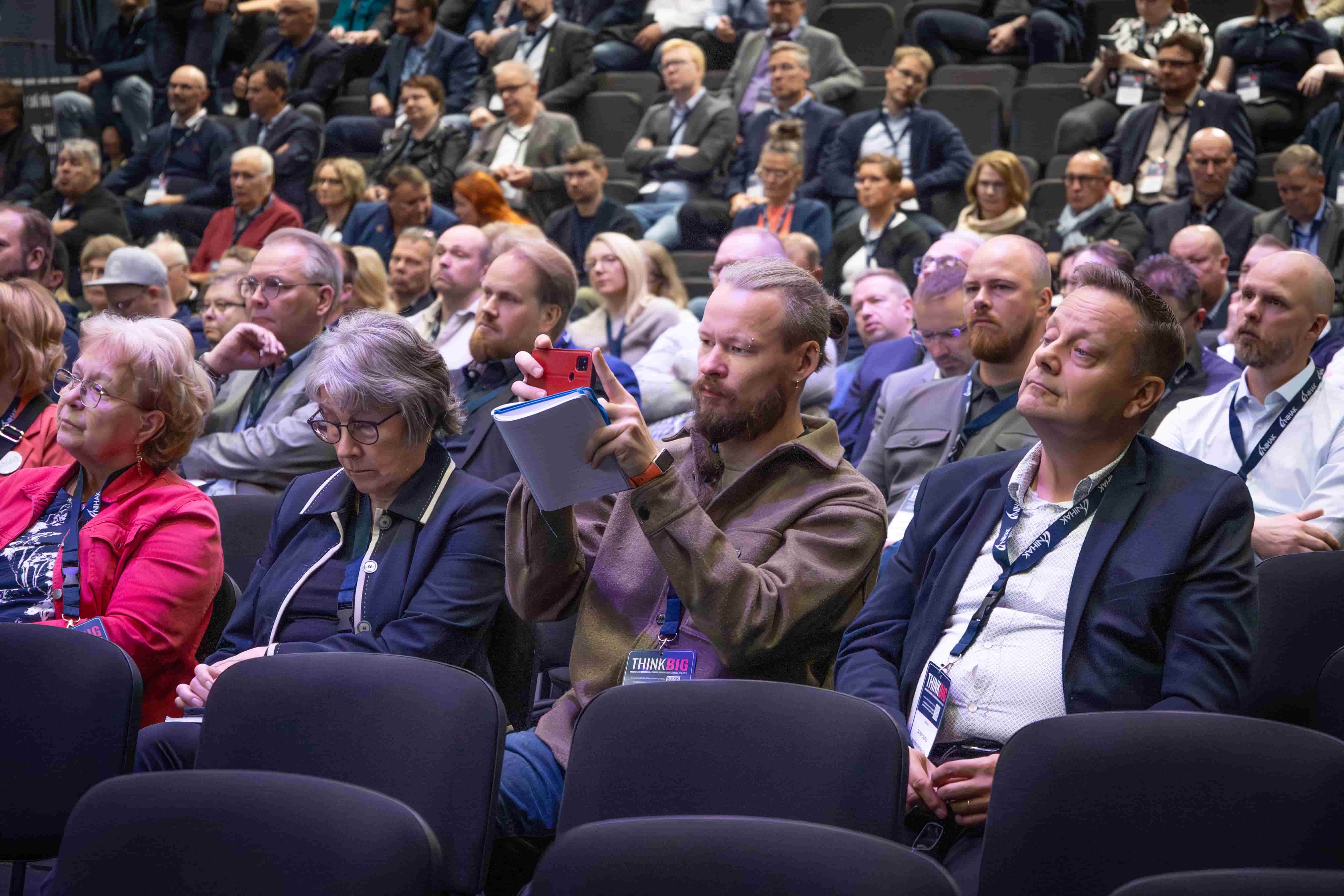 Yli 500 energia-alan ammattilaista verkostoitumassa Think BIG -seminaarissa Championdoor Areenalla Nivalassa.